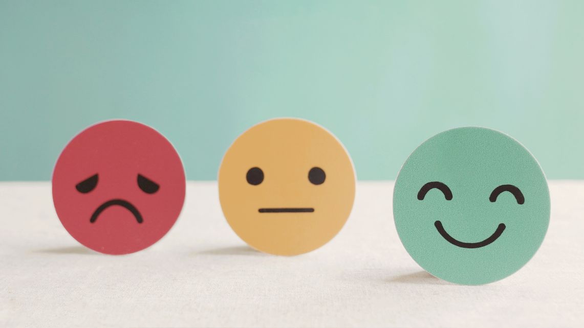 An image of a red sad face, a yellow medium face and a green smiley face